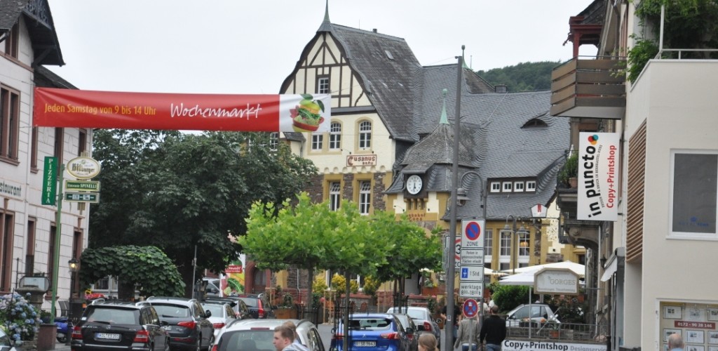 Kues - lewostronna część miasta Bernkastel-Kues. Widok na dawny dworzec kolejowy