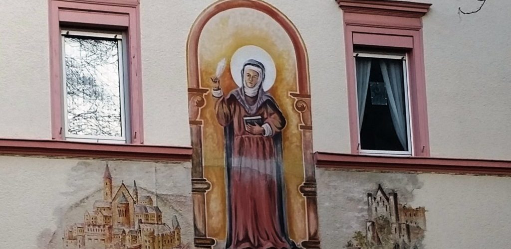 Święta Hildegarda. Dekoracja na ścianie jednego z domów w Bingen