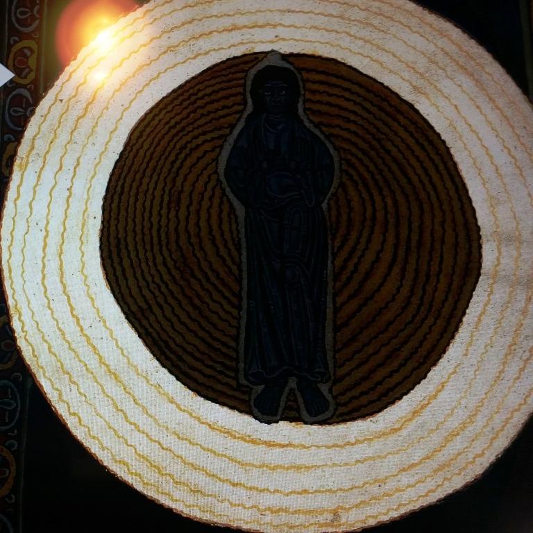 Zewnętrzny krąg białego światła, który oznacza Boga Ojca.